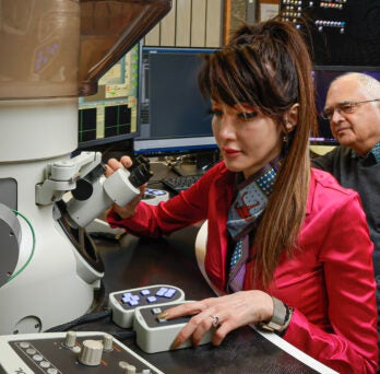 University of Illinois Chicago College of Engineering BME Tolou Shokuhfar (L) and MIE Alex Yarin in the STEM (ARM) room.
                  